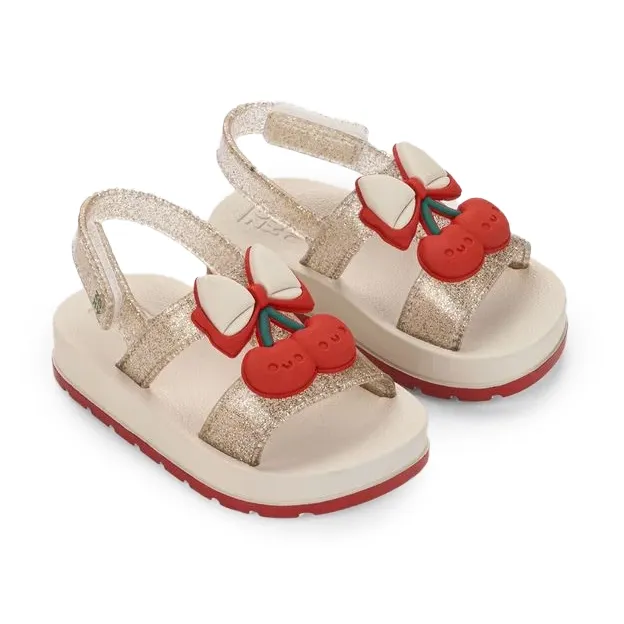 Vista lateral da sandália infantil Grendene Kids Zaxynina Cherry mostrando detalhes do design e fechamento em velcro